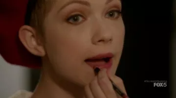 Plume McCarthy (Tavi Gevinson) MAC lip liner dans Scream Queens S01E07