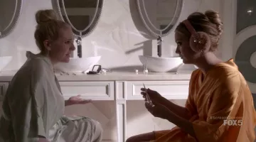 Chanel #3 's (Billie Lourd) Christian Louboutin kit de cuidado de uñas en Scream Queens S01E06