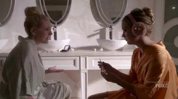 Chanel n ° 3 (Billie Lourd) Chanel blush compact dans Scream Queens S01E06