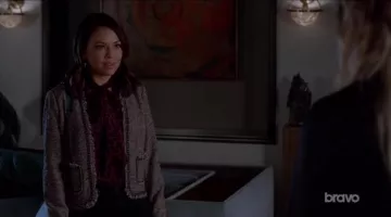 Le top leopard rose Parker de Mona Vanderwaal (Janel Parrish) dans Pretty Little Liars S07E16