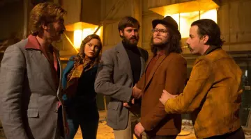 Le blazer marron de Harry (Jack Reynor) dans Free Fire