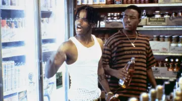 Le t-shirt rayé Guess Jeans U.S.A de Caine Lawson / Kaydee (Tyrin Turner) dans Menace II Society