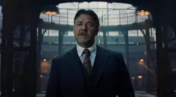 La cravate bariolée de Dr. Henry Jekyll (Russell Crowe) dans La Momie