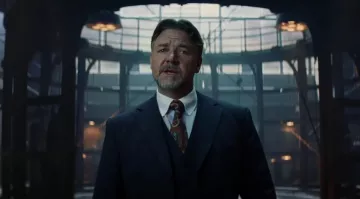 La cravate bariolée de Dr. Henry Jekyll (Russell Crowe) dans La Momie