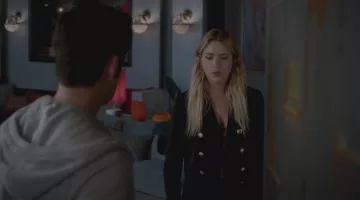 Le top métallique Zara de Hanna Marin (Ashley Benson) dans Pretty Little Liars S07E16