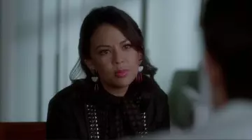 La veste en cuir noire de Mona Vanderwaal (Janel Parrish) dans Pretty Lit­tle Liars S07E17
