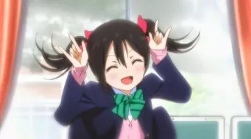 La peluca de pelo negro de Nico Yazawa en un edredón nórdico en Love Live! Proyecto Ídolo Escolar
