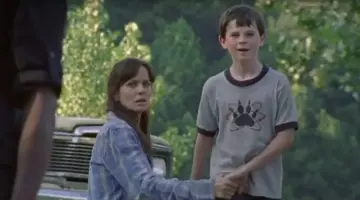 The t-shirt of Carl Grimes (Chandler Riggs) child in The Walking Dead S01E03