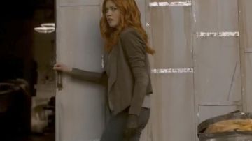 Le jean Rag & Bone de Clary Fray (Katherine McNamara) dans Cazadores de sombras