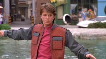 La réplica de la camiseta de la chaqueta futura de Marty Mcfly (Michael J. Fox) en Back to the Future 2