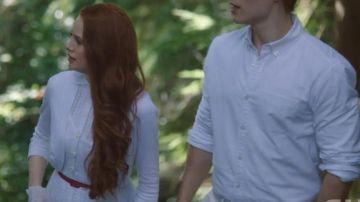 Le cardigan blanc de Cheryl Blossom (Madelaine Petsch) dans Riverdale S01E03
