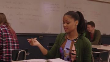 The multicolored dress to the flowers to Sheri Holland (Ajiona Alexus) in 13 Reasons Why S01E03