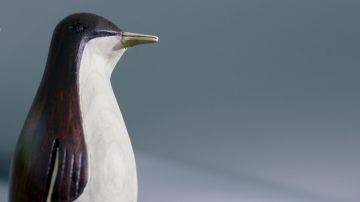 La estatua del pingüino de madera en Black Mirror S01E02