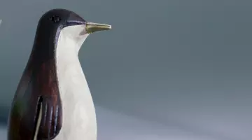 Le pingouin en bois sur le bureau de Bing (Daniel Kaluuya) dans Black Mirror S01E02