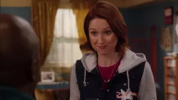 La veste en jean licorne de Kimmy Schmidt (Ellie Kemper) dans Unbreakable Kimmy Schmidt S03E4