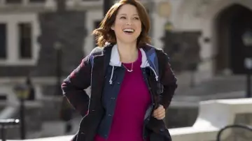 Le pull Lands' End rose de Kimmy Schmidt (Ellie Kemper) dans Unbreakable Kimmy Schmidt S03E04