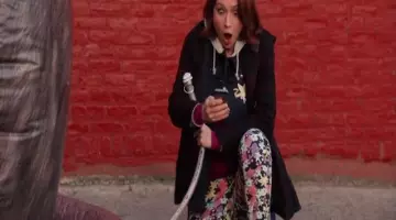 Les bottines jaunes de Kimmy Schmidt (Ellie Kemper) dans Unbreakable Kimmy Schmidt S03E04