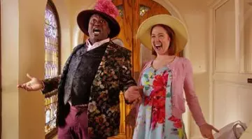 La robe fleurie Trina Turk de Kimmy Schmidt (Ellie Kemper) dans Unbreakable Kimmy Schmidt S03E09