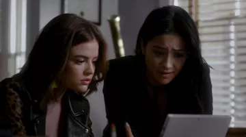 Le collier coeur d'Aria Montgomery (Lucy Hale) dans Pretty Little Liars S07E13