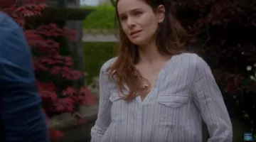 The collar of Sara Tancredi (Sarah Wayne) in Prison Break S05E01