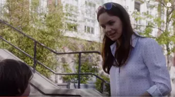 La chemise à de pois Sara Tan­credi (Sa­rah Wayne) dans Pri­son Break S05E02