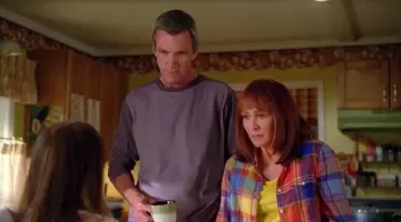 The plaid shirt of Frankie Heck (Patricia Heaton) in The Middle S05E05