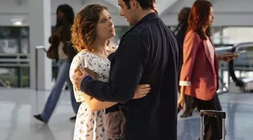 la robe à plumes de Re­becca Bunch (Ra­chel Bloom) dans Crazy Ex-Girl­friend