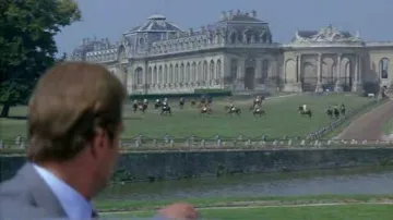 El castillo y los establos de Zorin (Christopher Walken) en James Bond Dangerously Yours