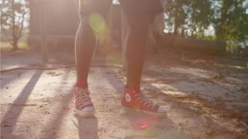 El rojo conversa risers en el video musical Nobody to love de Sigma