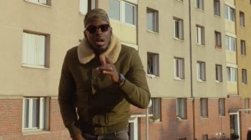 La chaqueta caqui de Keblack en el clip Bazardée