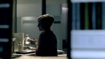 Amanda's Floris Cefiro loción de lujo para manos en Sherlock S01E02