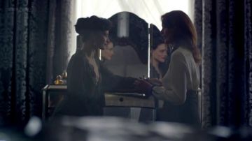Irene Adler (Lara Pulver) Chopard Casmir parfum dans Sherlock S02E01