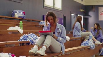 Les sneakers New Balance de  Jessica Davis (Alisha Boe) dans 13 Reasons Why S01E06