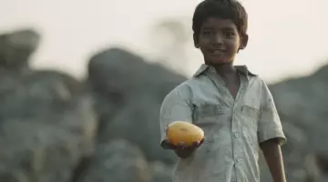 The white shirt of Saroo child (Sunny Pawar) in the movie Lion