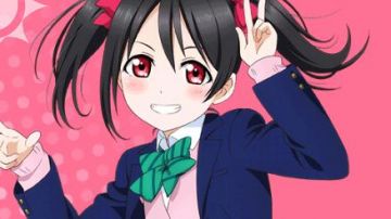 El uniforme rosa y azul de Nico Yazawa en Love Live! Proyecto ídolo escolar
