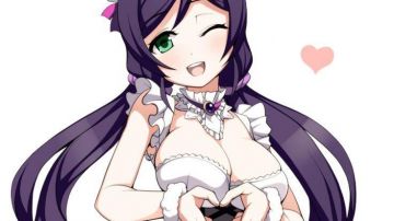 El atuendo de sirvienta de Nozomi en Love Live! Proyecto ídolo escolar