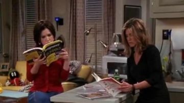 the book "Pregnancy for dummies" that reads the little sister of Joey in Friends S08E10