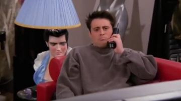 La Lampe Elvis Presley de Joey Tribbiani (Matt Leblanc) dans Friends S02E17