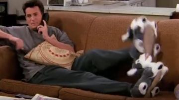 Les chaussons husky de Chandler Bing (Matthew Perry) dans Friends Saison 2 Épisode 17