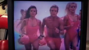 La série Baywatch / Alerte à Malibu que regarde Joey et Chandler dans Friends S02E17