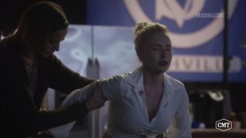 Le haut blanc Cinq a Sept de  Juliette Barnes (Hayden Panettiere) dans Nashville S05E13