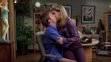 La estatuilla Pin Up en la oficina de Joanna (Alison LaPlaca) en Friends S04E03