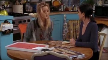 Le ouija de Monica Geller (Courtney Cox) et Phoebe Buffay (Lisa Kudrow) dans Friends S03E14