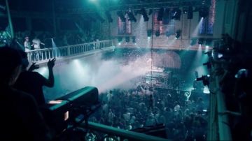 Le Club à Amsterdam où mixe Riley Blue (Tuppence Middleton) dans Sense8 S02E04