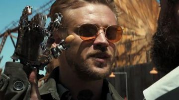 Sunglasses Ray-Ban of Donald Pierce (Boyd Holbrook) in Logan