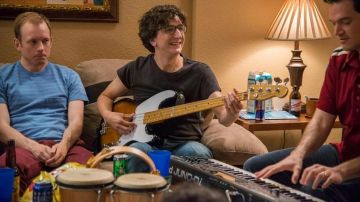 El bajo Fender de Gus Cruikshank (Paul Rust) en Love temporada 1