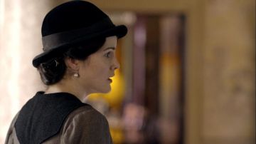 Les boucles d'oreille de Lady Mary Crawley (Michelle Dockery) dans Downton Abbey