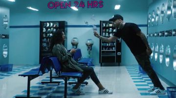 Zapatillas mixtas en el video musical De Nicky Jam Hasta el Amanecer