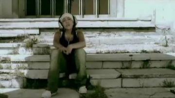 Zapatillas Adidas de Wallen en el clip The Olive Tree
