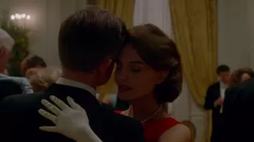 Le collier de perles de Jackie Kennedy (Natalie Portman) dans Jackie